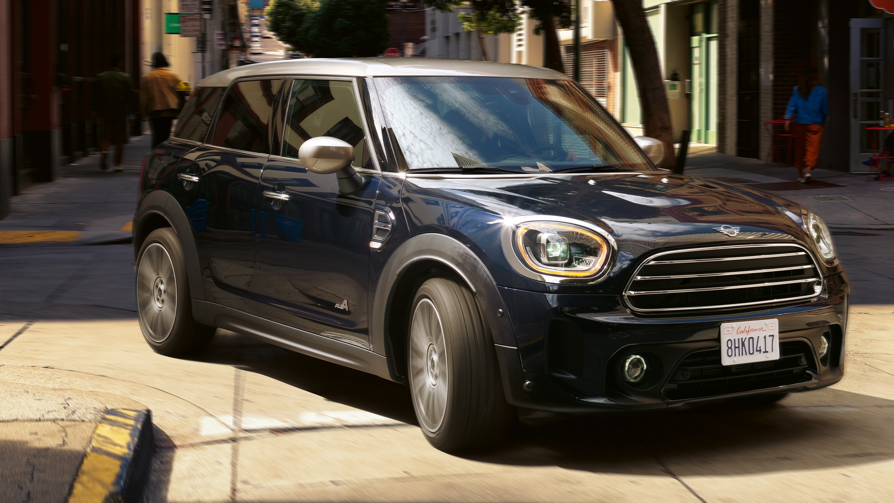 MINI Countryman - kestenasto smeđa - pogled sprijeda MINI Countryman - kestenasto smeđa - pogled sprijeda